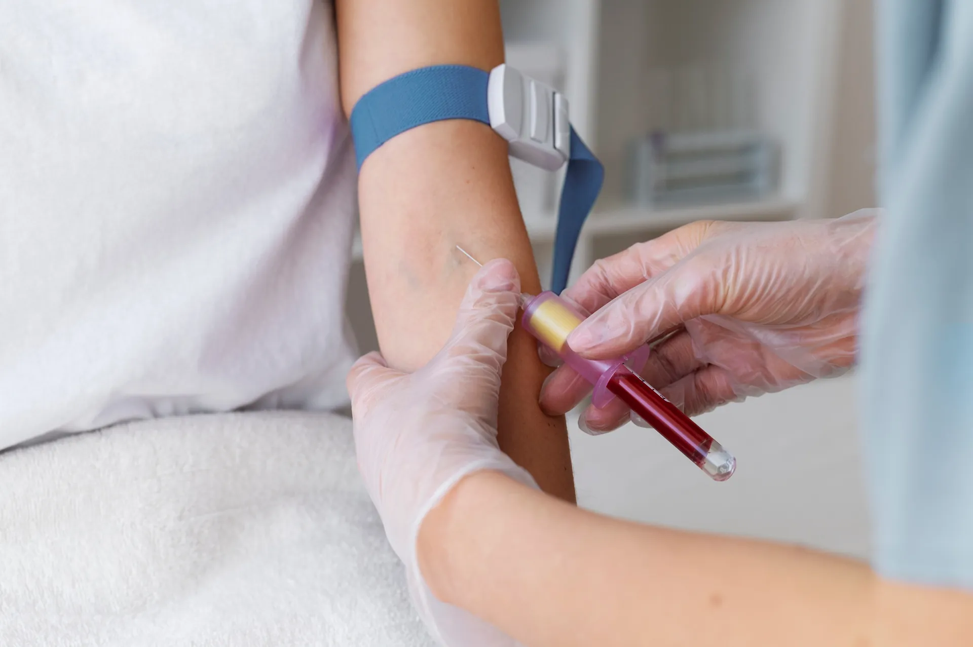 Toma de muestra de sangre a domicilio con material estéril