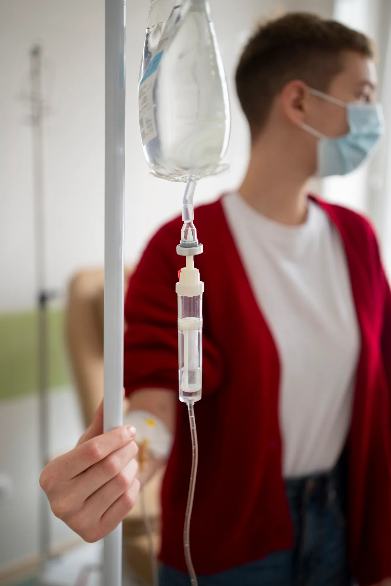 Paciente recibiendo medicamento intravenoso en su domicilio