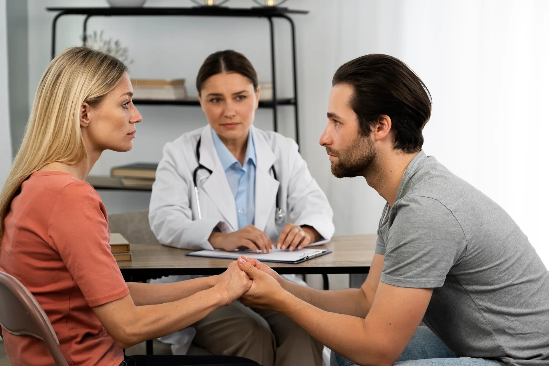 Doctora atendiendo a una pareja durante su valoración prenupcial
